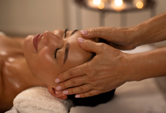 WARM OIL FACE AND DÉCOLLETÉ MASSAGE